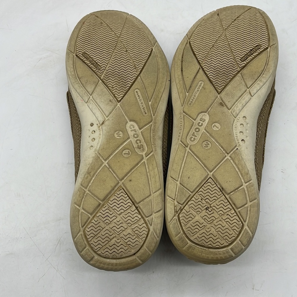 Crocs tan canvas slip on loafers size 7. CR8657D - Picture 6 of 8